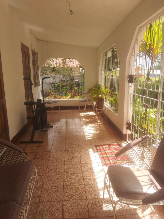 15 Min From The Airport In Kingston Jamaicaアパートメント エクステリア 写真